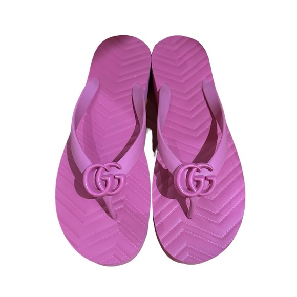 Gucci Pink Pascar Flip Flops in Chevron w/ Thong Styling & GC Signature Logo - Picture 3 of 11